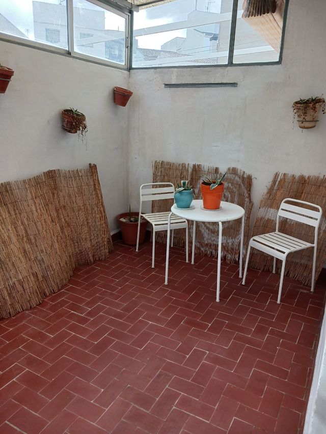 CASA CON JARDÍN INTERIOR Y COCHERA GRANDES DIMENSIONES