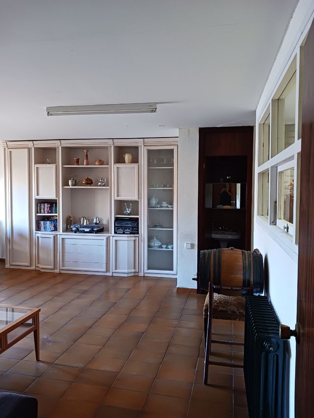 CASA CON JARDÍN INTERIOR Y COCHERA GRANDES DIMENSIONES