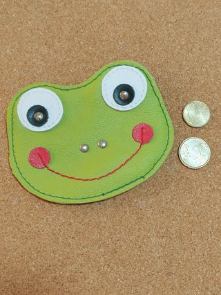 Simpático monedero de cuero. Nuevo 