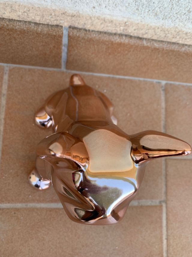 Escultura de Bulldog Francés de color rosa claro.