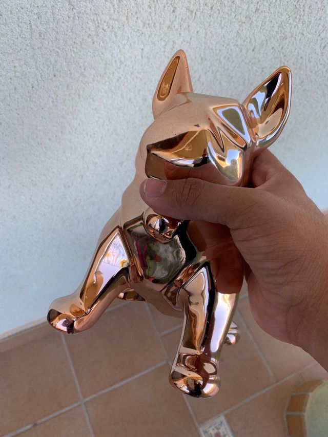 Escultura de Bulldog Francés de color rosa claro.