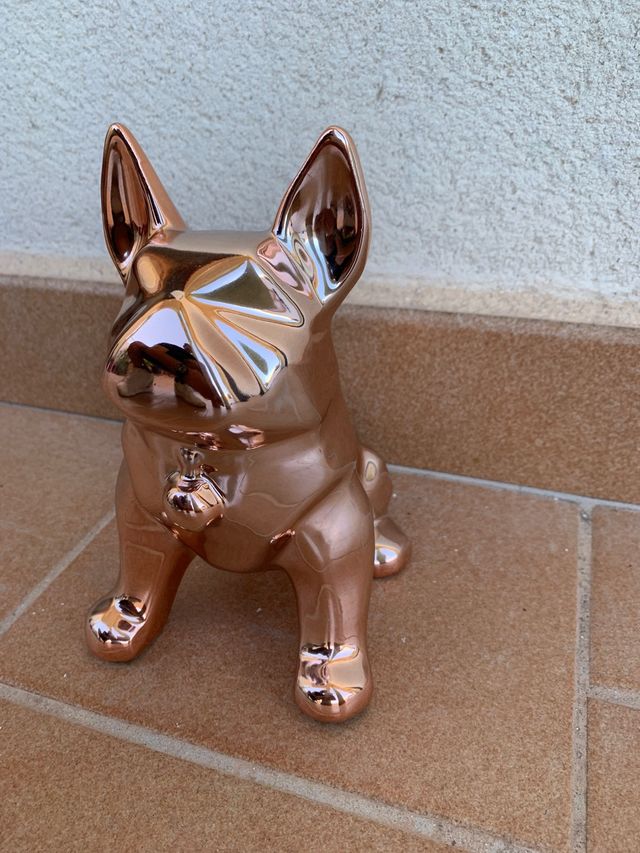 Escultura de Bulldog Francés de color rosa claro.