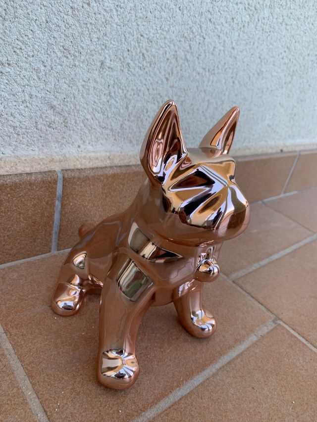 Escultura de Bulldog Francés de color rosa claro.