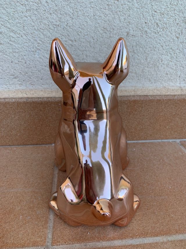 Escultura de Bulldog Francés de color rosa claro.