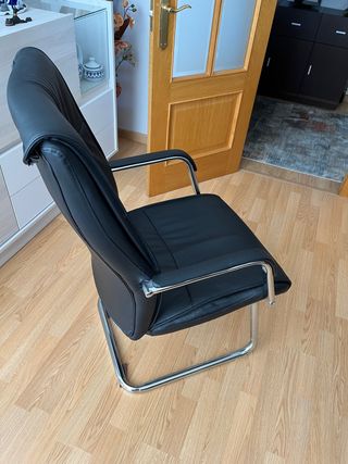 Sillón negro de poli piel