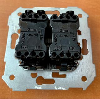 Interruptor doble Simon.