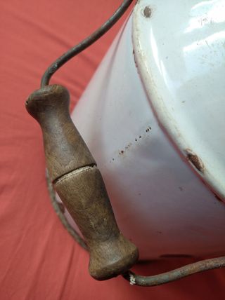 ANTIGUA LECHERA DE PORCELANA ESMALTADA EN BLANCO