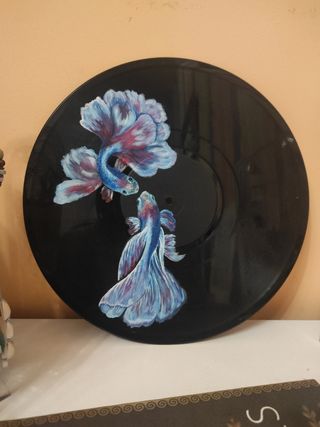 Vinilo pintado a mano con diseño de peces beta.