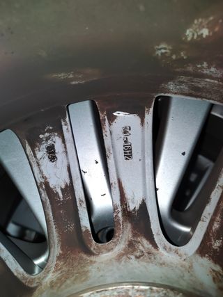 LLANTAS MERCEDES CON NEUMÁTICOS