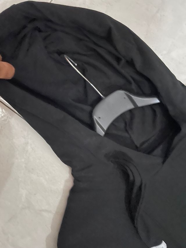 Vestito nero con cappuccio