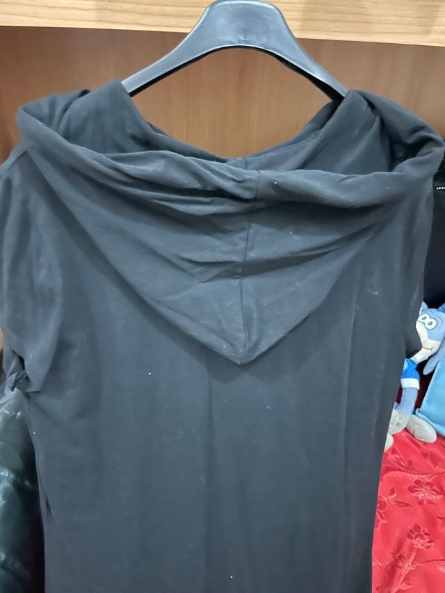 Vestito nero con cappuccio