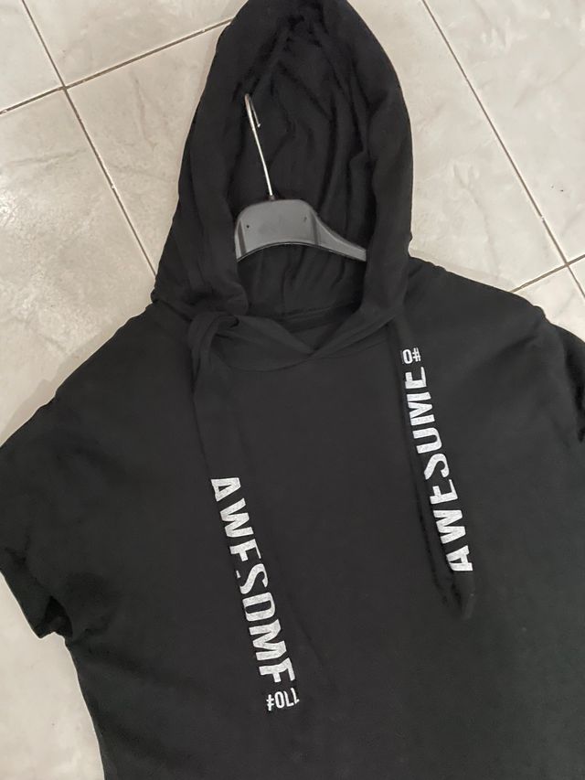 Vestito nero con cappuccio