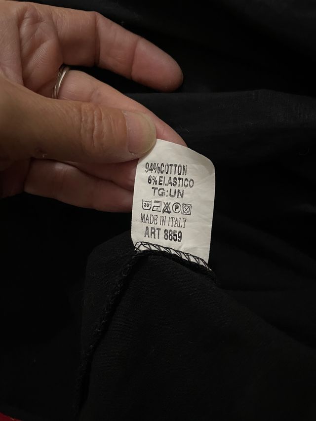 Vestito nero con cappuccio