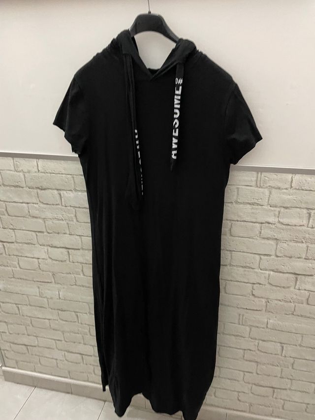 Vestito nero con cappuccio
