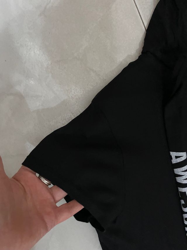 Vestito nero con cappuccio