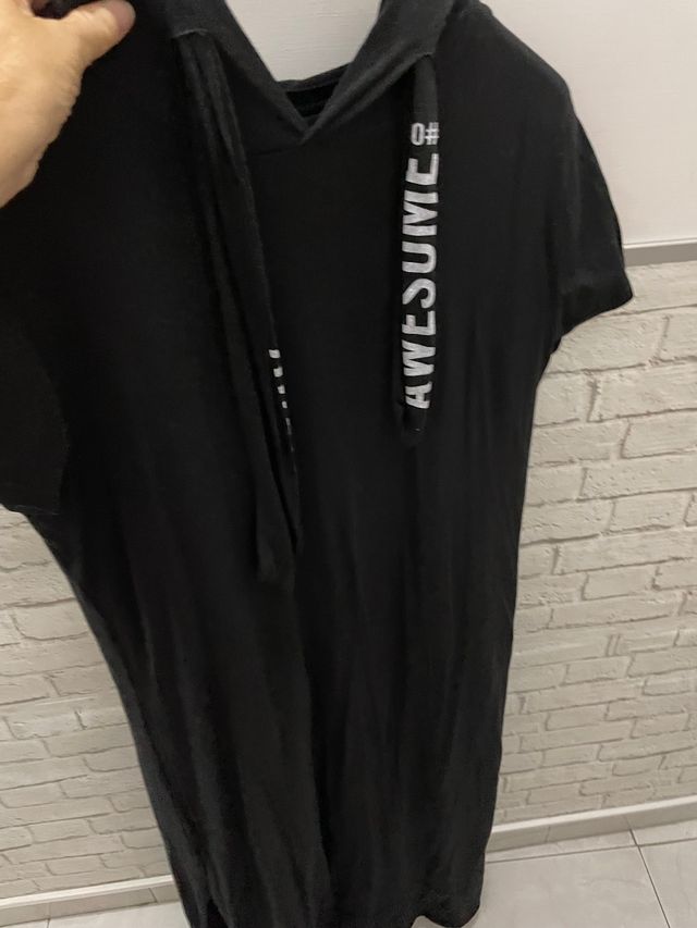 Vestito nero con cappuccio