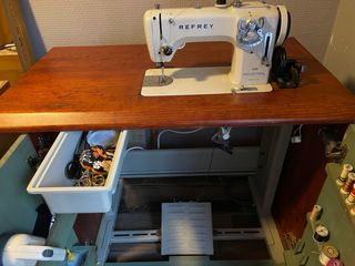 Máquina de coser Refrey 430 con mueble decorativo