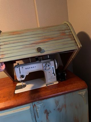 Máquina de coser Refrey 430 con mueble decorativo