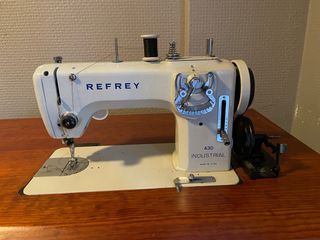 Máquina de coser Refrey 430 con mueble decorativo