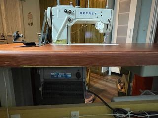 Máquina de coser Refrey 430 con mueble decorativo