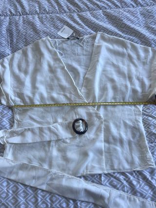 Camisa blanca cruzada.Sin estrenar. Bershka.L