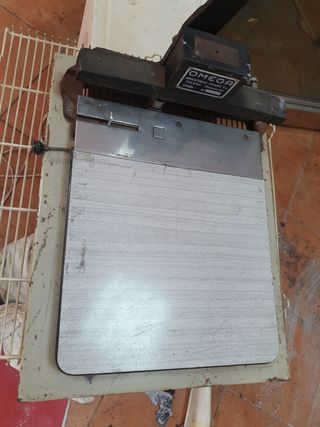 Antigua máquina hacer agujeros papel
