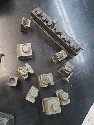 Antigua máquina hacer agujeros papel