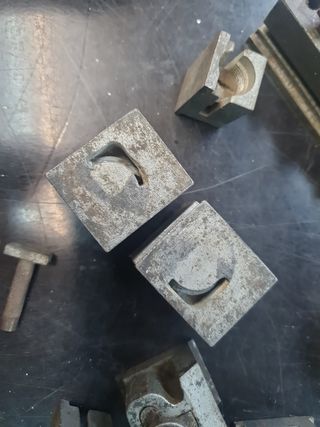 Antigua máquina hacer agujeros papel