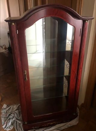 Mueble vitrina de madera y cristal
