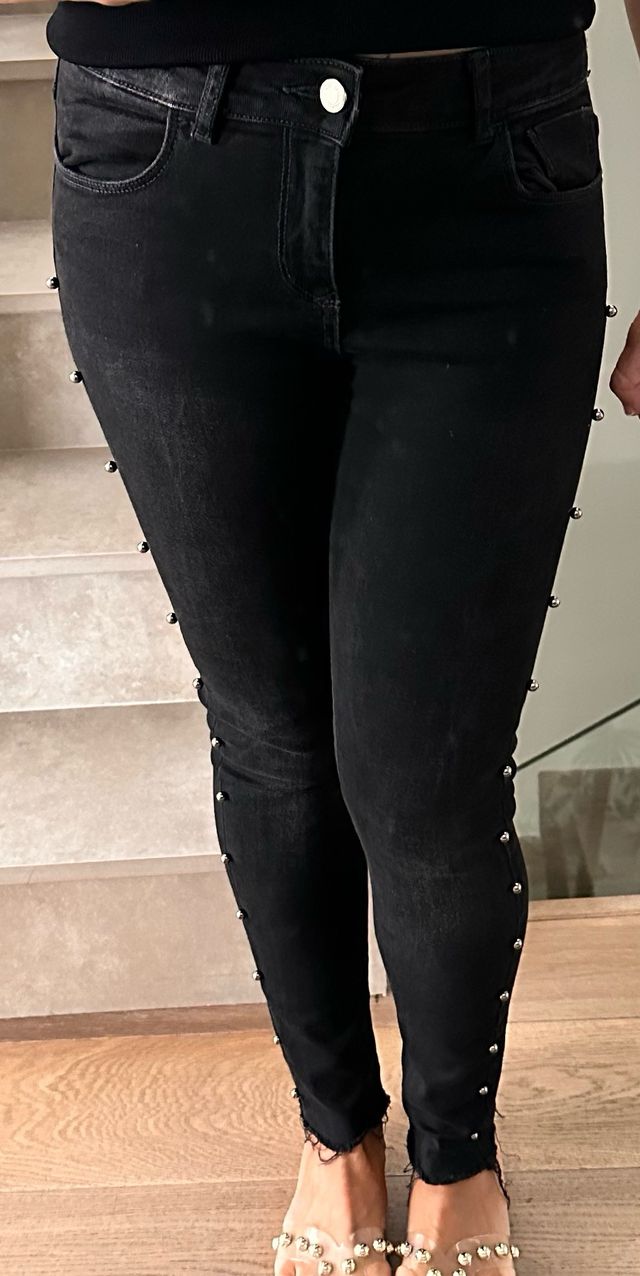 Jeans pretos com tacos de bola