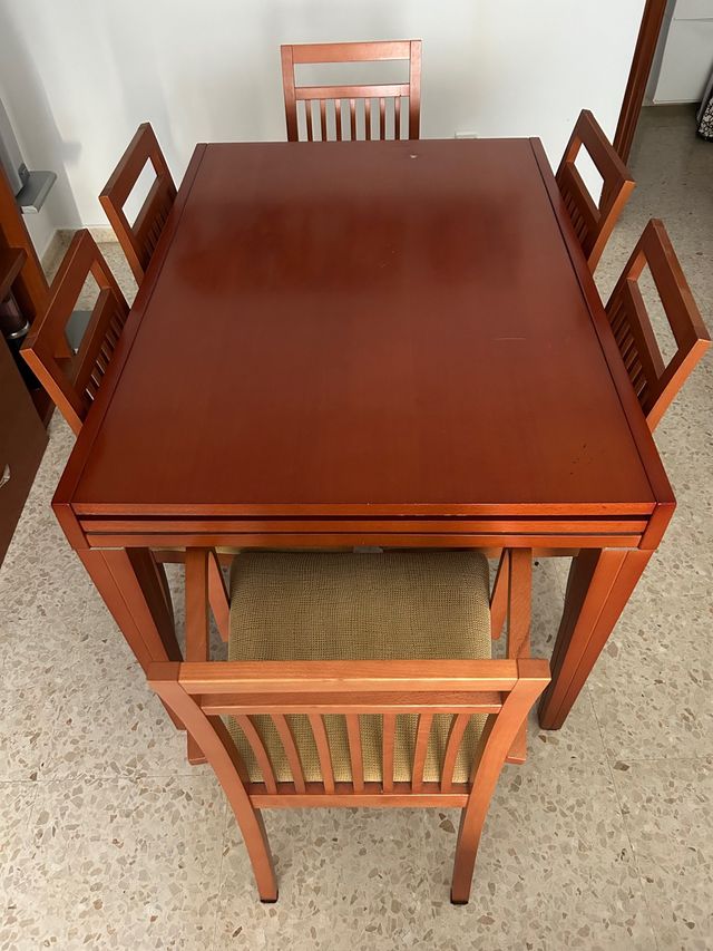 Soggiorno: tavolo con 4 sedie