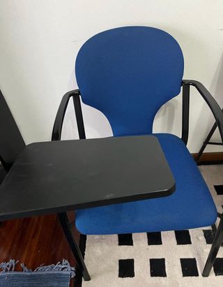 silla acolchada con paleta abatible. 