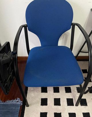 silla acolchada con paleta abatible. 