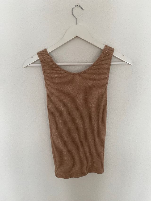 Top dorado espalda cruzada