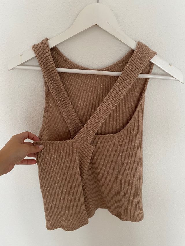 Top dorado espalda cruzada