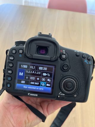 Canon 7D + Tokina 12-24 + Cargador 2 baterias, 32g