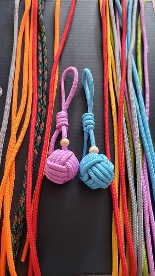 Llavero puño de mono