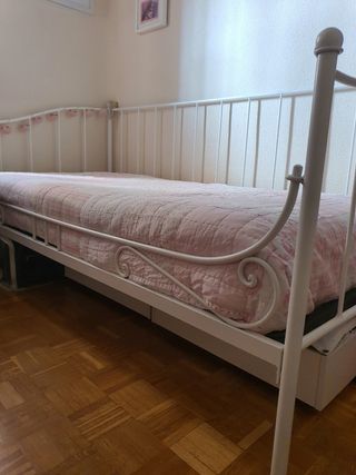 Cama divan forja blanca.