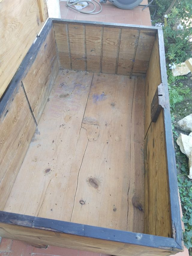 Arcón / baul modernista con patas