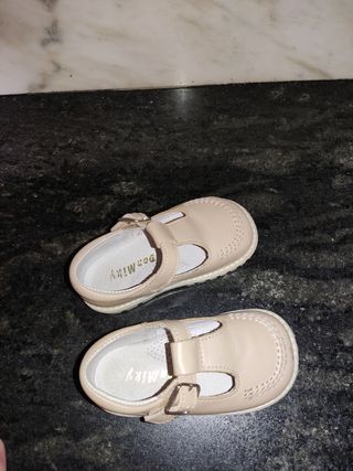 Pack cucharas, zapatillas, zapato y contenedor de 