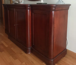 Comedor de nogal-aparador con mesa y sillas