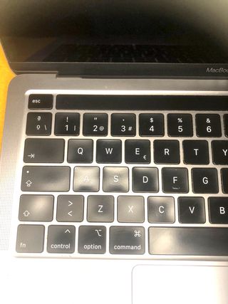 MacBook Pro (13", 2020, dos puertos Thunderbolt 3)