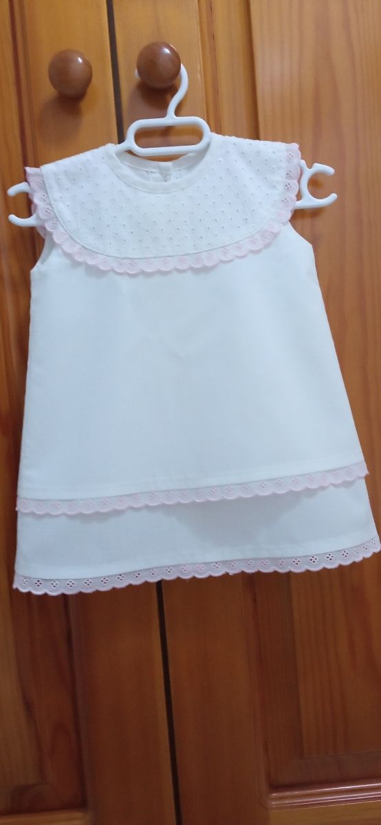 Vestido de niña bebé