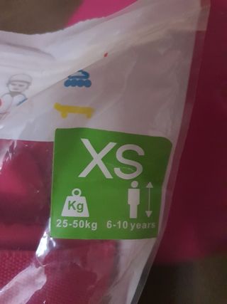 Casco y protecciones de nińa para bici