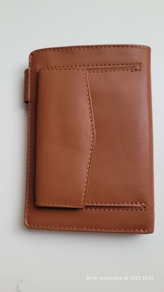 Cartera de piel con monedero exterior