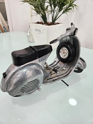 MOTO VESPA decorativa. NO SE HACEN ENVIOS