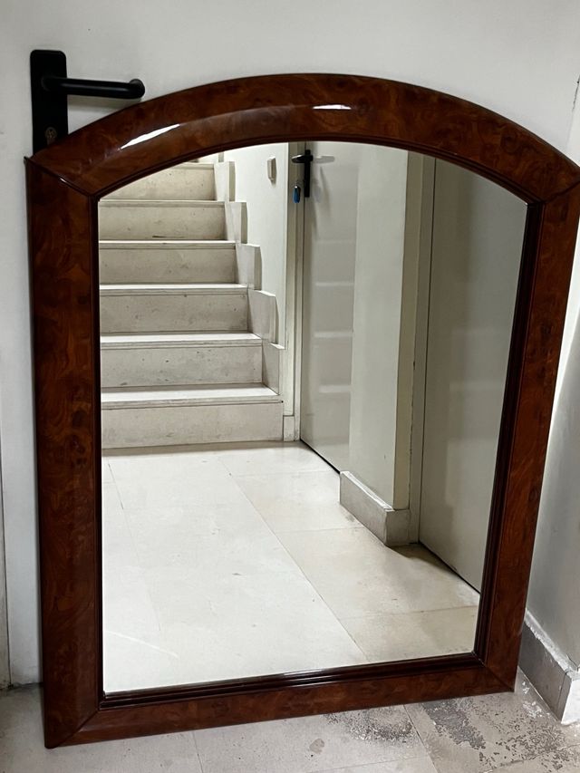 Espejo de pared con marco de madera