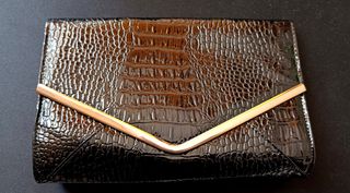Bolso charol negro y dorado.