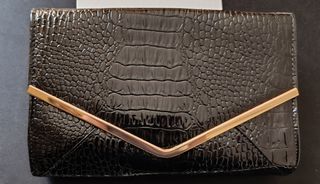 Bolso charol negro y dorado.