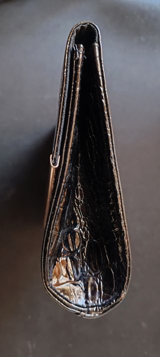 Bolso charol negro y dorado.